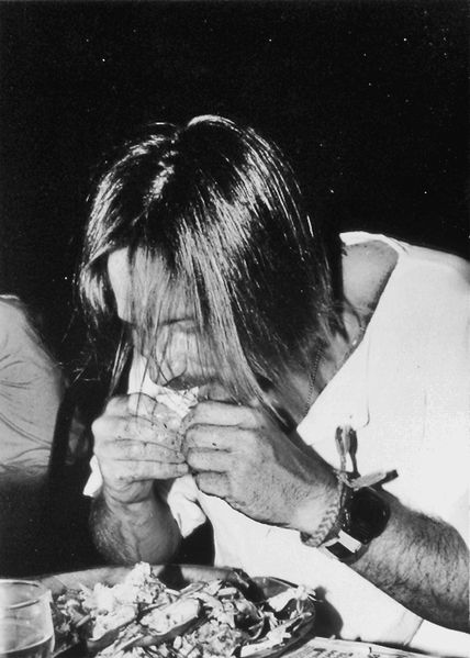 428px-Kurt Cobain chows down on crabs